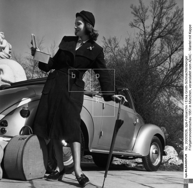 Fotograf: Erika Groth-Schmachtenberger <BR> Motiv 7 von 8 <BR> Aufnahmedatum: 1951 <BR> Aufnahmeort: München <BR> Inventar-Nr.: GS A022 <BR> Systematik:  <BR> Kulturgeschichte / Mode / 1950 - 1959 / allgemein
