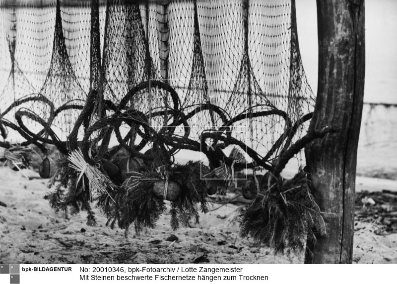 Aufnahmedatum: 1934<BR>Material/Technik: Foto<BR>Aufnahmeort: Kurische Nehrung / Ostpreußen<BR>Inventar-Nr.: Zm 019-1.R., 1.v.l.<BR>