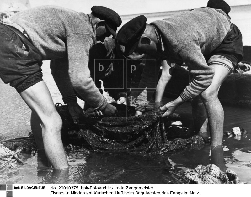 Aufnahmedatum: 1933<BR>Material/Technik: Foto<BR>Aufnahmeort: Nidden / Kurisches Haff / Ostpreußen<BR>Inventar-Nr.: Zm 019-3.R., 1.v.r.<BR>