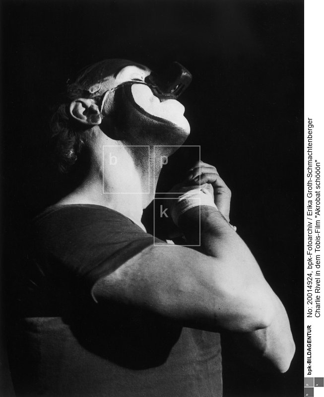 Fotograf: Erika Groth-Schmachtenberger <BR> Motiv 2 von 3 <BR> Aufnahmedatum: 1941 <BR> Inventar-Nr.: GS A011 <BR> Systematik:  <BR> Kulturgeschichte / Zirkus und Varieté / Clowns / Rivel