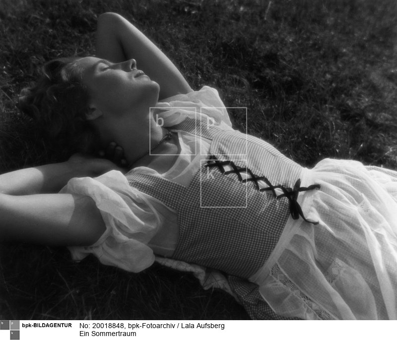 Fotograf: Lala Aufsberg <BR> Aufnahmedatum: um 1937 <BR> Inventar-Nr.: V+W04208 <BR> Systematik:  <BR> Kulturgeschichte / Fotografie / Volk und Welt / Mensch / Menschen / schlafende