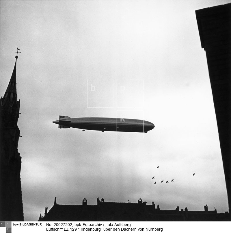 Motiv 3 von 3<BR>Aufnahmedatum: 1936<BR>Aufnahmeort: Nürnberg<BR>Inventar-Nr.: Au 6966<BR>Systematik: <BR>Kulturgeschichte / Fliegen / Zeppelin / LZ 129