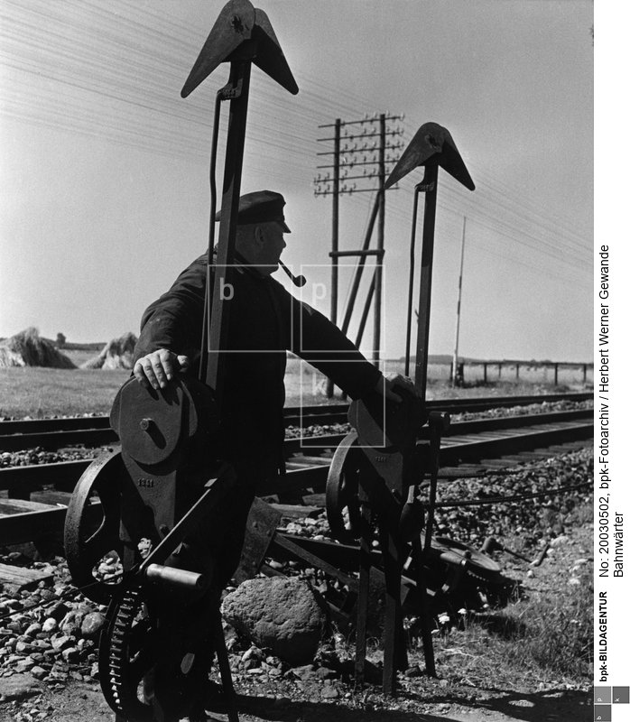 Fotograf: Herbert Werner Gewande <BR> Motiv 1 von 3 <BR> Aufnahmedatum: 1937 <BR> Aufnahmeort: Pommern <BR> Inventar-Nr.: Gw 01362 <BR> Systematik:  <BR> Kulturgeschichte / Eisenbahn / Personal