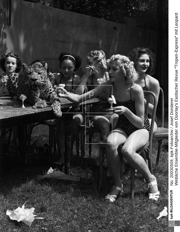 Anläßlich eines Gastspiels in der Berliner Scala<BR>Aufnahmedatum: Juni 1938<BR>Material/Technik: Foto<BR>Aufnahmeort: Berlin<BR>Inventar-Nr.: Dd S942-1412<BR>