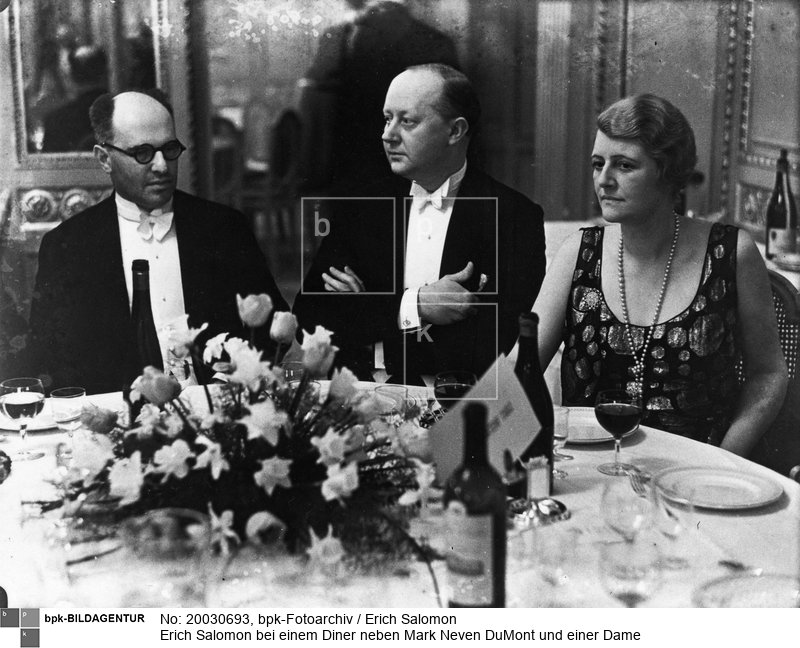 Selbstporträt mit Fernauslöser<BR>Aufnahmedatum: 1929<BR>Material/Technik: Foto<BR>Aufnahmeort: London<BR>Inventar-Nr.: Sa E0426<BR>