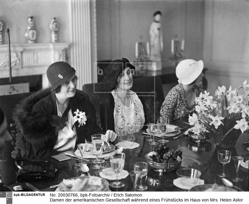 links: Mrs. Eleonor Roosevelt.<BR>Aufnahmedatum: 1932<BR>Material/Technik: Foto<BR>Aufnahmeort: New York<BR>Inventar-Nr.: Sa E0009B<BR>