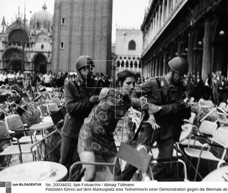 (Scan vom Vintageprint)<BR>Aufnahmedatum: 19.06.1968<BR>Material/Technik: Foto<BR>Aufnahmeort: Venedig / Italien<BR>Inventar-Nr.: Tü 68/099-33<BR>