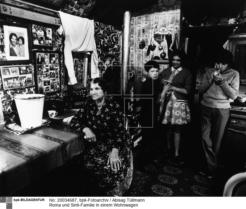 (Scan vom Vintageprint)<BR>Aufnahmedatum: Mai 1971<BR>Material/Technik: Foto<BR>Aufnahmeort: Köln / Deutschland<BR>Inventar-Nr.: Tü 71/064-06a<BR>