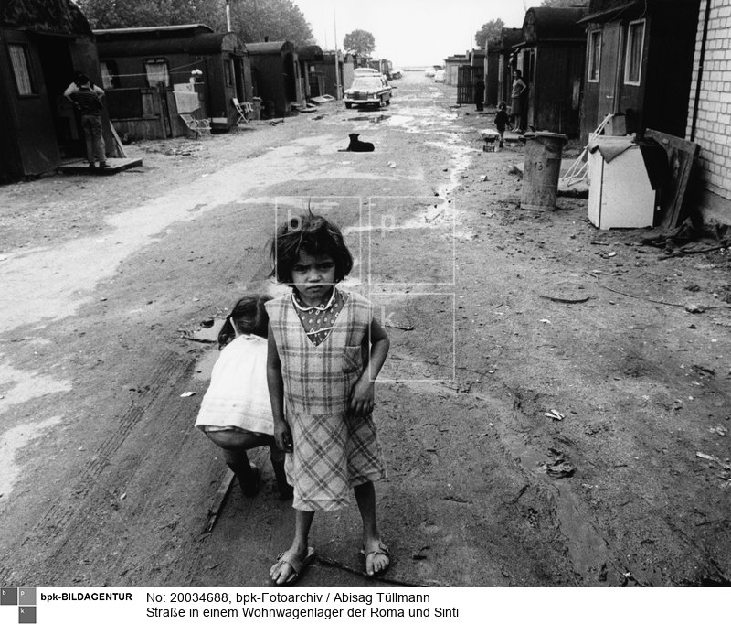 (Scan vom Vintageprint)<BR>Aufnahmedatum: Mai 1971<BR>Material/Technik: Foto<BR>Aufnahmeort: Köln / Deutschland<BR>Inventar-Nr.: Tü 71/065-32a<BR>