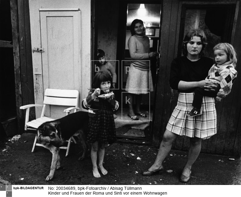 (Scan vom Vintageprint)<BR>Aufnahmedatum: Mai 1971<BR>Material/Technik: Foto<BR>Aufnahmeort: Köln / Deutschland<BR>Inventar-Nr.: Tü 71/061-24<BR>