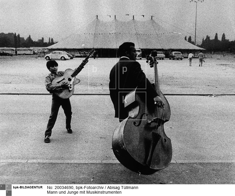 bei einem Treffen von Sinti und Roma aus Deutschland, Frankreich, Belgien und der Schweiz im Frankfurter Ostpark aus Anlass der "Zweiten europäischen Zigeuner-Missionskonferenz" 
(Scan vom Vintageprint)<BR>Aufnahmedatum: 1969<BR>Material/Technik: Foto<BR>Aufnahmeort: Frankfurt am Main / Deutschland<BR>Inventar-Nr.: Tü 69/212-56<BR>