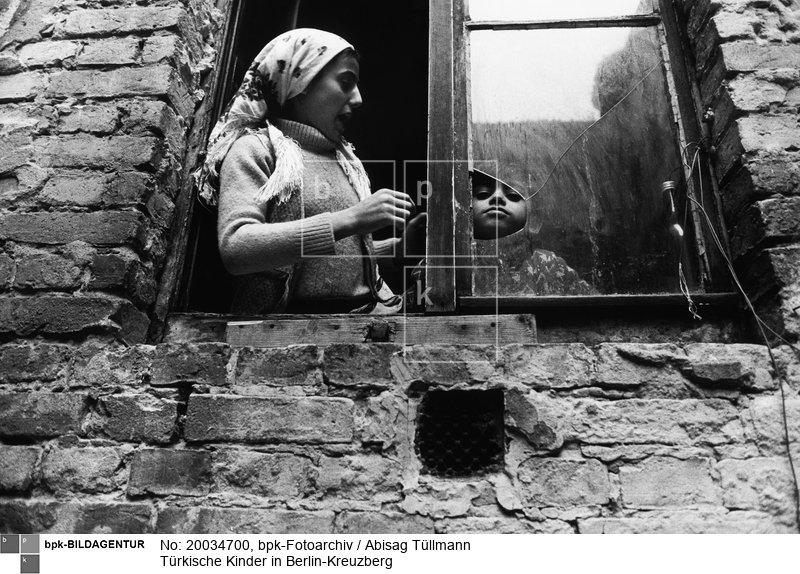 (Scan vom Vintageprint)<BR>Aufnahmedatum: 1977<BR>Material/Technik: Foto<BR>Aufnahmeort: Berlin - Kreuzberg / BRD (Deutschland)<BR>Inventar-Nr.: Tü 77/029-26a<BR>