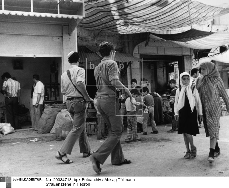 (Scan vom Vintageprint)<BR>Aufnahmedatum: 1981<BR>Material/Technik: Foto<BR>Aufnahmeort: Hebron / Israel (Westjordanland)<BR>Inventar-Nr.: Tü 81/055a-04<BR>