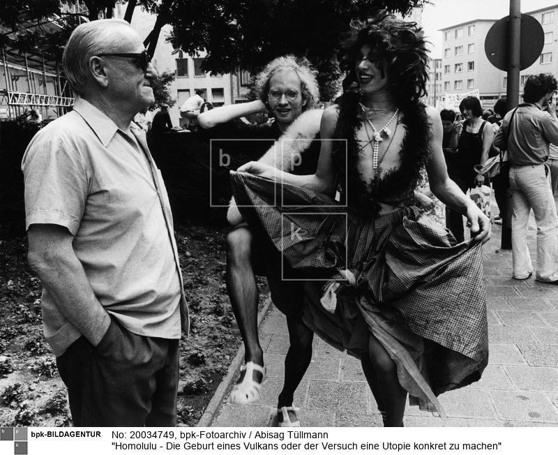 Internationales Treffen der Nationalen Arbeitsgemeinschaft Repression gegen Schwule (NARGS), 23.-29.7.1979; Demonstration in der Innenstadt (Scan vom Vintageprint)<BR>Aufnahmedatum: 28.07.1979<BR>Material/Technik: Foto<BR>Aufnahmeort: Frankfurt am Main / Deutschland<BR>Inventar-Nr.: Tü 79/138-19a<BR>