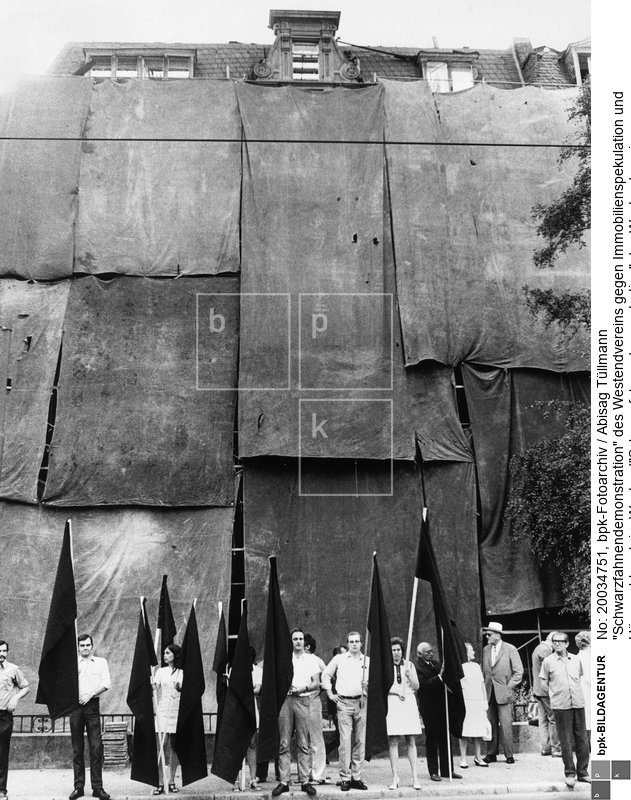 (Scan vom Vintageprint)<BR>Aufnahmedatum: August 1970<BR>Material/Technik: Foto<BR>Aufnahmeort: Frankfurt am Main - Westend / Deutschland<BR>Inventar-Nr.: Tü W70/059-32<BR>