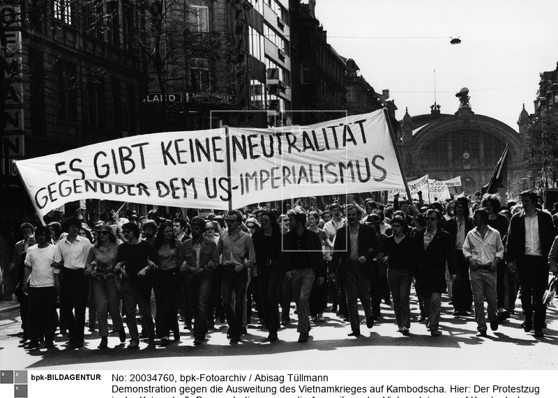 Die Parole auf dem Spruchband lautet: "Es gibt keine Neutralität gegenüber dem US-Imperialismus". (Scan vom Vintageprint)<BR>Aufnahmedatum: 1970<BR>Material/Technik: Foto<BR>Aufnahmeort: Frankfurt am Main / Deutschland<BR>Inventar-Nr.: Tü 70/154-34<BR>