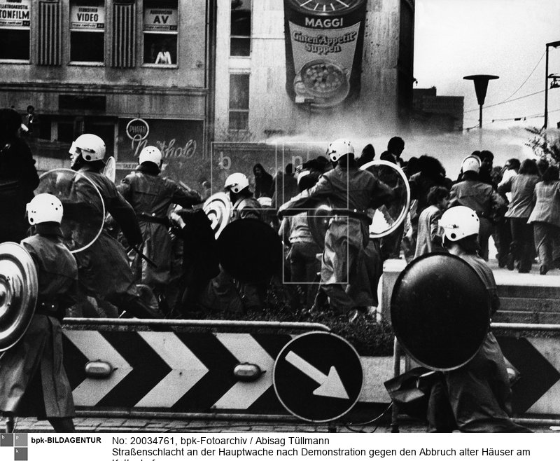 (Scan vom Vintageprint)<BR>Aufnahmedatum: März 1973<BR>Material/Technik: Foto<BR>Aufnahmeort: Frankfurt am Main / Deutschland<BR>Inventar-Nr.: Tü W73/061-02a<BR>