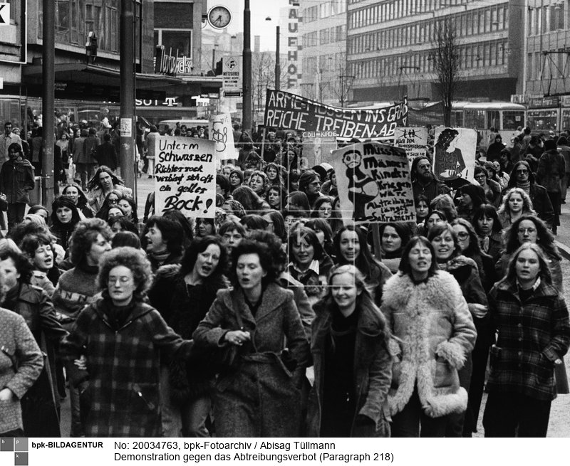 (Scan vom Vintageprint)<BR>Aufnahmedatum: Februar 1975<BR>Material/Technik: Foto<BR>Aufnahmeort: Frankfurt am Main / Deutschland<BR>Inventar-Nr.: Tü 75/018-15<BR>