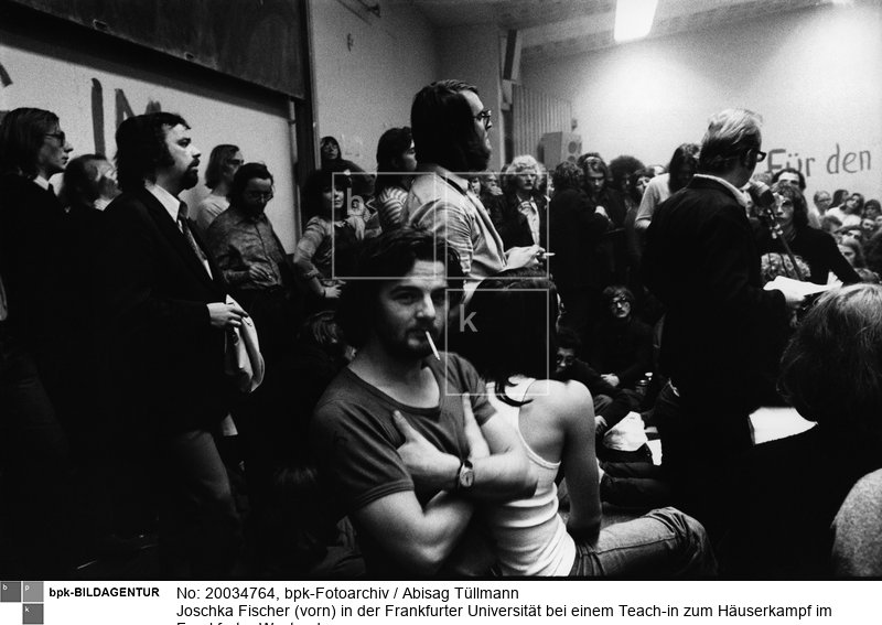 (Scan vom Vintageprint)<BR>Aufnahmedatum: Oktober 1973<BR>Material/Technik: Foto<BR>Aufnahmeort: Frankfurt am Main / Deutschland<BR>Inventar-Nr.: Tü 73/127-8<BR>