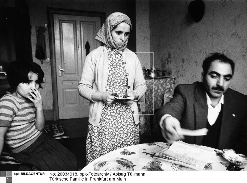 (Scan vom Vintageprint)<BR>Aufnahmedatum: 1969<BR>Material/Technik: Foto<BR>Aufnahmeort: Frankfurt am Main / Deutschland<BR>Inventar-Nr.: Tü 69/034-20<BR>