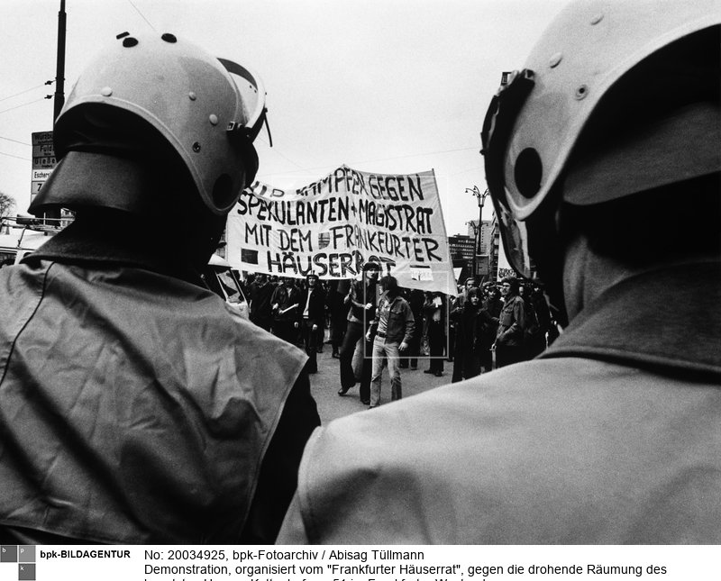Demonstranten tragen ein Transparent mit der Aufschrift: "Wir kämpfen gegen Spekulanten + Magistrat mit dem Frankfurter Häuserrat". (Scan vom Vintageprint)<BR>Aufnahmedatum: März 1973<BR>Material/Technik: Foto<BR>Aufnahmeort: Frankfurt am Main - Westend / Deutschland<BR>Inventar-Nr.: Tü 73/019-02a<BR>