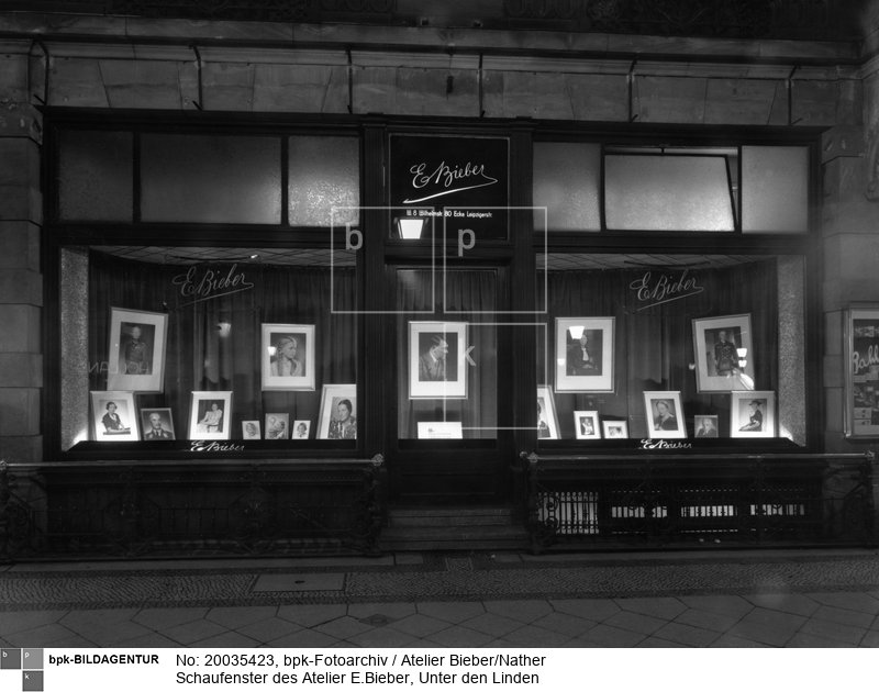 Zentral ausgehängt ein Porträt von Adolf Hitler<BR>Aufnahmedatum: November 1937<BR>Material/Technik: Foto<BR>Aufnahmeort: Berlin<BR>Inventar-Nr.: Bb N43208<BR>