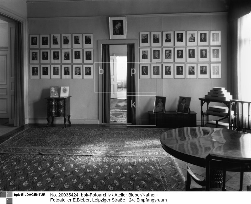 Über der Tür ein Porträt von Adolf Hitler<BR>Aufnahmedatum: November 1937<BR>Material/Technik: Foto<BR>Aufnahmeort: Berlin<BR>Inventar-Nr.: Bb N43209<BR>