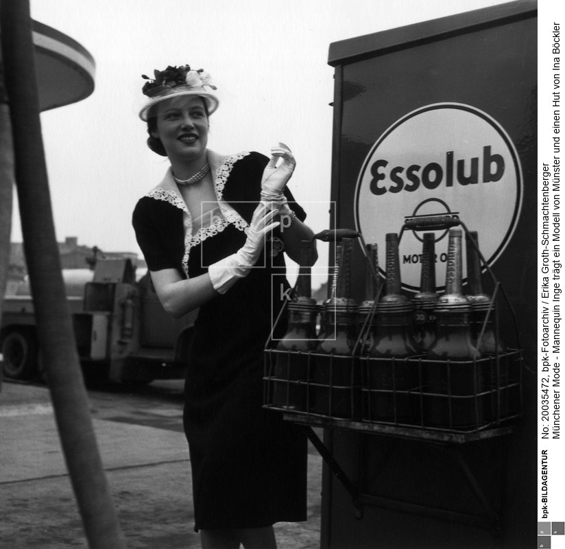 Fotograf: Erika Groth-Schmachtenberger <BR> bei einer Vorführung auf dem Lenbachplatz. <BR> Aufnahmedatum: 1949/50 <BR> Aufnahmeort: München <BR> Systematik:  <BR> Kulturgeschichte / Mode / 1950 - 1959 / allgemein