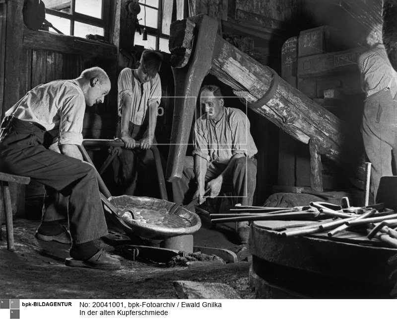 Fotograf: Ewald Gnilka <BR> Mit einem großen Hammer formen die Kupferschmiede eine Schüssel. <BR> Motiv 1 von 11 <BR> Aufnahmedatum: um 1930 <BR> Inventar-Nr.: Gk 2619 <BR> Systematik:  <BR> Kulturgeschichte / Handwerk / Metallgewerbe / Schmied / Kupferschmied