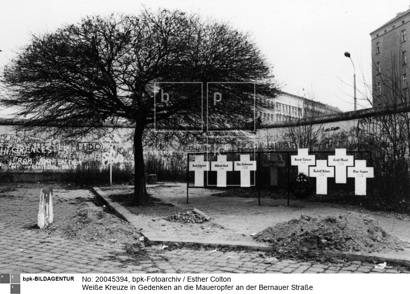 In Erinnerung an die Maueropfer Dorit Schmiel, Ottfried Reck, Ida Siekmann, Bernd Lünser, Rudolf Urban, Ernst Mundt und Olga Segler<BR>Aufnahmedatum: 1987<BR>Material/Technik: Foto<BR>Aufnahmeort: Berlin-Wedding (Berlin West)<BR>Inventar-Nr.: Co 0226-12<BR>