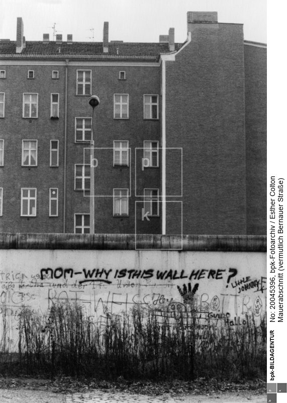 Graffiti: "Mom - why is this wall here?"<BR>Aufnahmedatum: 1987<BR>Material/Technik: Foto<BR>Aufnahmeort: Berlin-Wedding (Berlin West)<BR>Inventar-Nr.: Co 0226-8<BR>