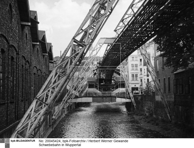 Fotograf: Herbert Werner Gewande <BR> Aufnahmedatum: 1936 <BR> Aufnahmeort: Wuppertal <BR> Systematik:  <BR> Kulturgeschichte / Verkehrsmittel / Schwebebahn