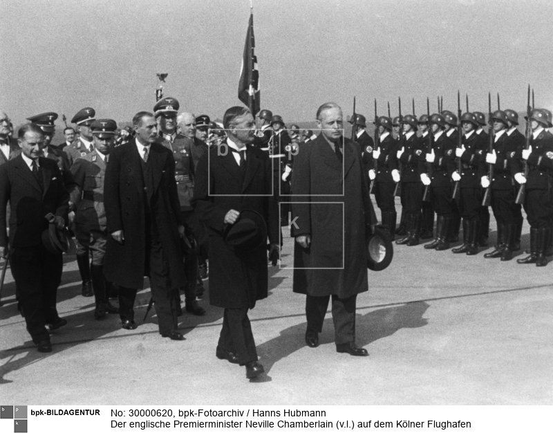 Empfang durch Joachim von Ribbentrop (v.r.).  In der zweiten Reihe, 2.v.l.: Neville Henderson, 4. Reihe, Mitte: Ernst von Weizsäcker<BR>Aufnahmedatum: 15.09.1938<BR>Material/Technik: Foto<BR>Inventar-Nr.: Hu U0843-35<BR>