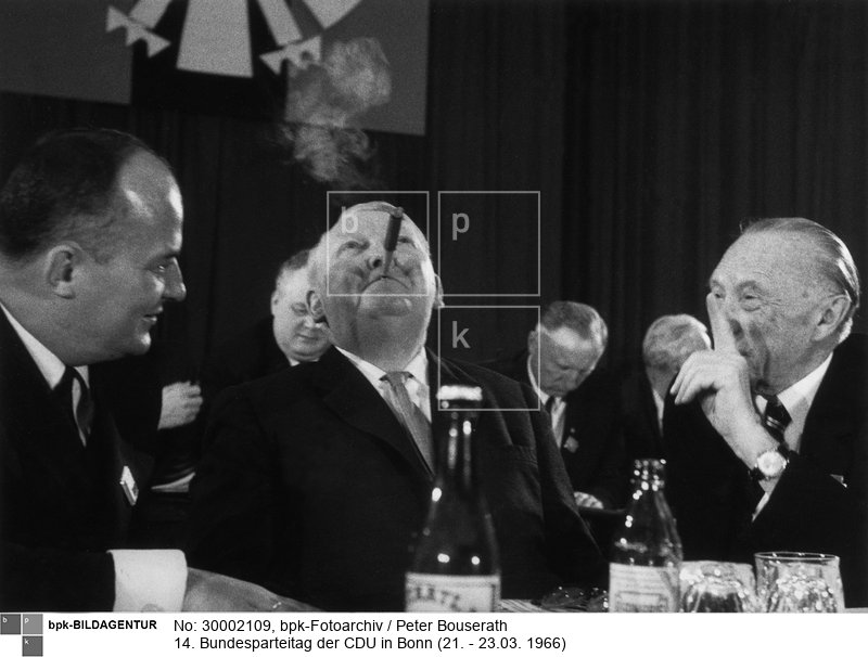 Der neugewählte Parteivorsitzende, Bundeskanzler Ludwig Erhard (Mitte), sein Vorgänger in beiden Ämtern, Konrad Adenauer (rechts), und der stellvertretende Vorsitzende Rainer Barzel (links).<BR>Aufnahmedatum: März 1966<BR>Material/Technik: Foto<BR>Aufnahmeort: Bonn / BRD<BR>