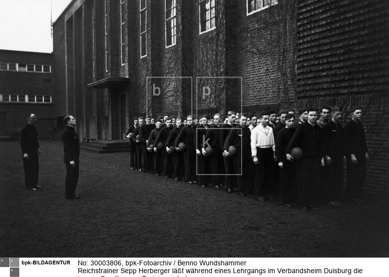 Aufnahmedatum: 20.01.1938<BR>Aufnahmeort: Duisburg<BR>Inventar-Nr.: Wu S38/53-16<BR>Systematik: <BR>Geschichte / Deutschland / 20. Jh. / NS-Zeit / Sport / Mannschaftssport / Fußball / Nationalmannschaft