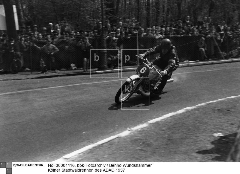 Aufnahmedatum: 1937<BR>Aufnahmeort: Köln<BR>Inventar-Nr.: Wu S38/161-42<BR>Systematik: <BR>Geschichte / Deutschland / 20. Jh. / NS-Zeit / Sport / Motorsport / Motorrad
