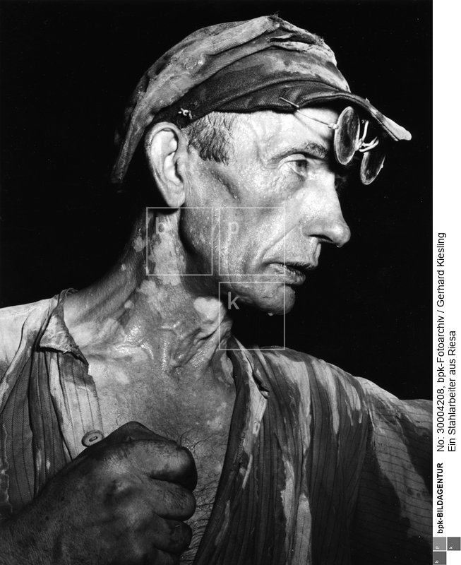 Aufnahmedatum: 1952<BR>Aufnahmeort: Riesa<BR>Inventar-Nr.: Ks A78<BR>Systematik: <BR>Geschichte / Deutschland / 20. Jh. / DDR / Wirtschaft / Industrie / Allgemeines / Arbeiter und Angestellte