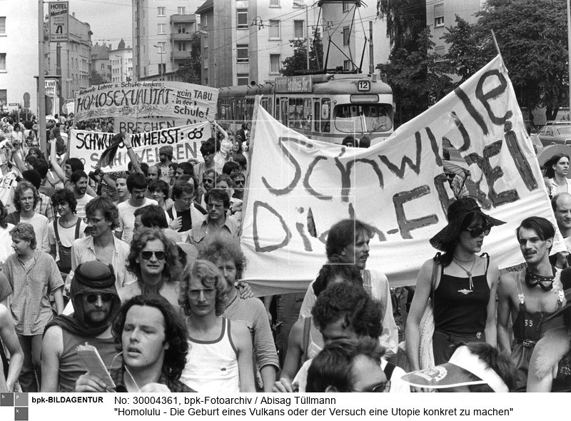 Internationales Treffen der Nationalen Arbeitsgemeinschaft Repression gegen Schwule (NARGS), 23.-29.7.1979; Demonstration in der Innenstadt (Scan vom Neuprint)<BR>Aufnahmedatum: 28.07.1979<BR>Material/Technik: Foto<BR>Aufnahmeort: Frankfurt am Main / Deutschland<BR>Inventar-Nr.: Tü 79/136-25<BR>