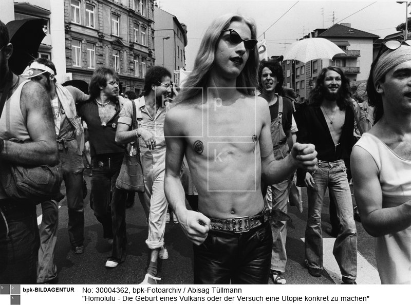Internationales Treffen der Nationalen Arbeitsgemeinschaft Repression gegen Schwule (NARGS), 23.-29.7.1979; die Kabarettisten und Theatermacher Gunter Schmidt (Mitte) und Corny Littmann (rechts, angeschnitten) auf der Demonstration in der Innenstadt (Scan vom Neuprint)<BR>Aufnahmedatum: 28.07.1979<BR>Material/Technik: Foto<BR>Aufnahmeort: Frankfurt am Main / Deutschland<BR>Inventar-Nr.: Tü 79/141-14<BR>