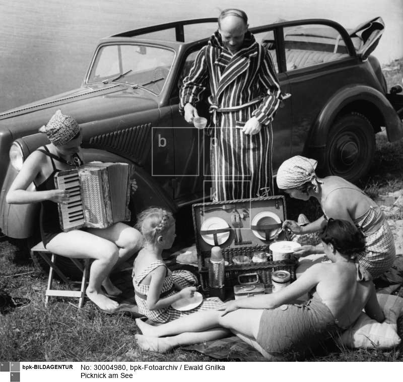 im Hintergrund als Familienfahrzeug ein Opel Olympia<BR>Aufnahmedatum: um 1936<BR>Material/Technik: Foto<BR>