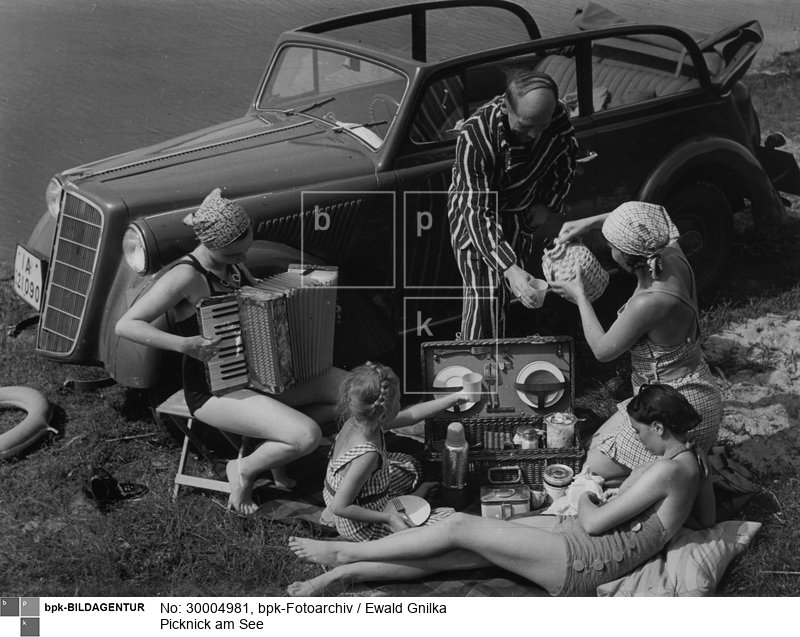 im Hintergrund als Familienfahrzeug ein Opel Olympia<BR>Aufnahmedatum: um 1936<BR>Material/Technik: Foto<BR>