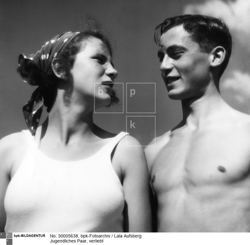 Aufnahmedatum: 1935<BR>Inventar-Nr.: Au 6822<BR>Systematik: <BR>Geschichte / Deutschland / 20. Jh. / NS-Zeit / Bevölkerung / Jugendliche