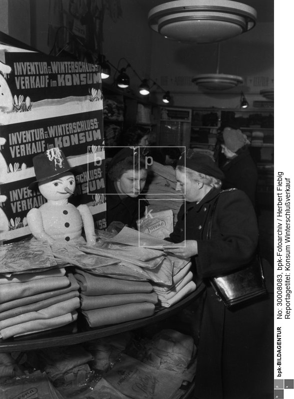 Reportagetitel: Konsum Winterschlußverkauf<BR>Aufnahmedatum: Januar 1955<BR>Material/Technik: Foto<BR>Aufnahmeort: Berlin (Ost), DDR<BR>Inventar-Nr.: Fg 0191-03<BR>