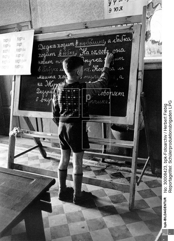 Russisch-Unterricht<BR>Aufnahmedatum: Mai 1958<BR>Material/Technik: Foto<BR>Aufnahmeort: Bezirk Magdeburg, DDR<BR>Inventar-Nr.: Fg 0513/08-18<BR>