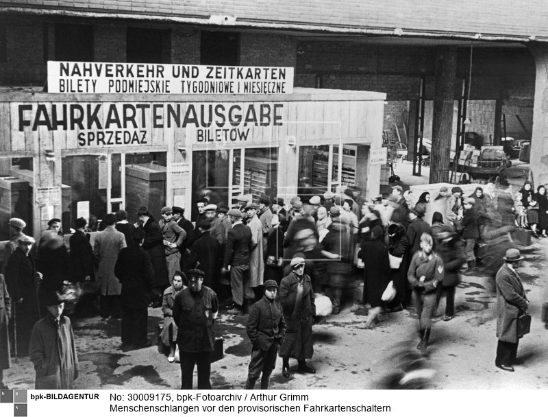 im zerstörten Warschauer Hauptbahnhof<BR>Aufnahmedatum: 1939<BR>Material/Technik: Foto<BR>Aufnahmeort: Warschau<BR>Inventar-Nr.: Gm WII2395-33<BR>