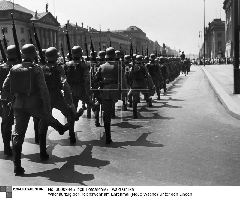 Motiv 2 von 2 <br> Aufnahmedatum: 1934 <br> Aufnahmeort: Berlin <br> Inventar-Nr.: Gk 9457 <br> Systematik:  <br> Geschichte / Deutschland / 20. Jh. / NS-Zeit / Reichswehr