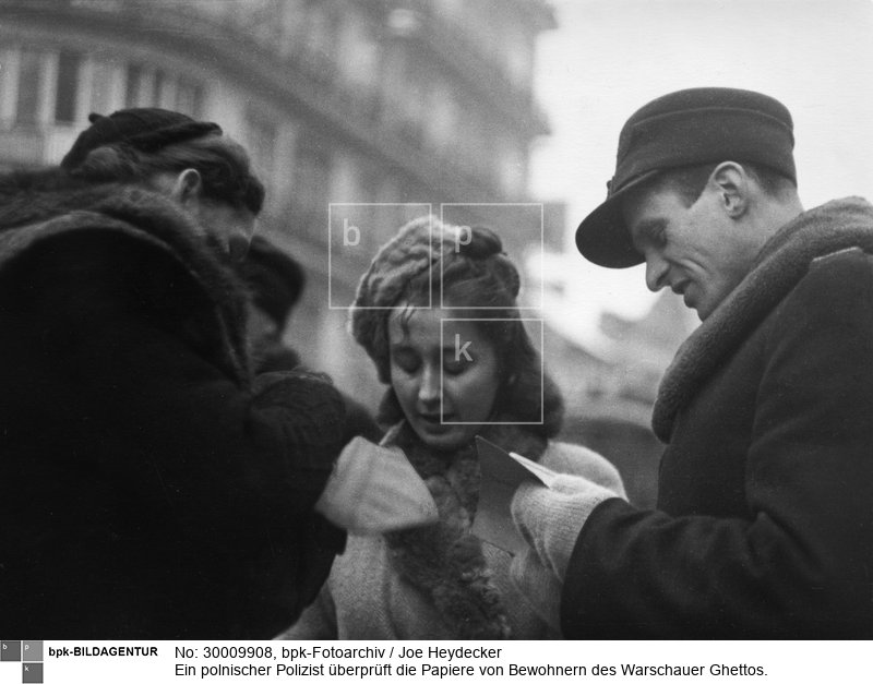 Aufnahmedatum: Februar 1941<BR>Aufnahmeort: Warschau<BR>Systematik: <BR>Geschichte / Weltkrieg II / Polen / Generalgouvernement und eingegliederte Gebiete / Judenverfolgung / Ghetto / Warschau / Polizei, Kontrollen
