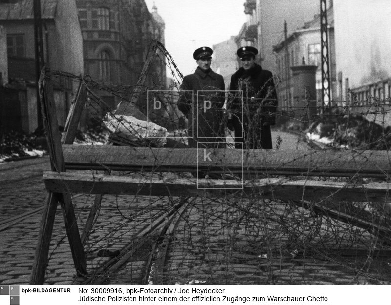 Aufnahmedatum: Februar 1941<BR>Aufnahmeort: Warschau<BR>Systematik: <BR>Geschichte / Weltkrieg II / Polen / Generalgouvernement und eingegliederte Gebiete / Judenverfolgung / Ghetto / Warschau / Polizei, Kontrollen
