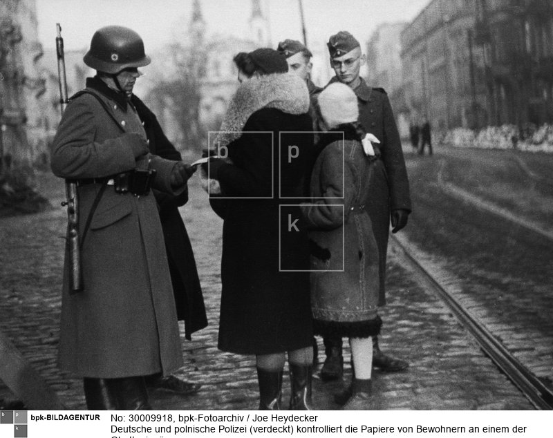 Aufnahmedatum: Februar 1941<BR>Aufnahmeort: Warschau<BR>Systematik: <BR>Geschichte / Weltkrieg II / Polen / Generalgouvernement und eingegliederte Gebiete / Judenverfolgung / Ghetto / Warschau / Polizei, Kontrollen