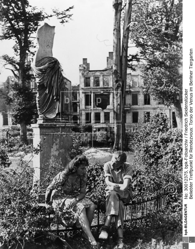 Aufnahmedatum: 1946<BR>Material/Technik: Foto<BR>Aufnahmeort: Berlin-Tiergarten (Berlin West)<BR>Inventar-Nr.: Se 1-0556<BR>